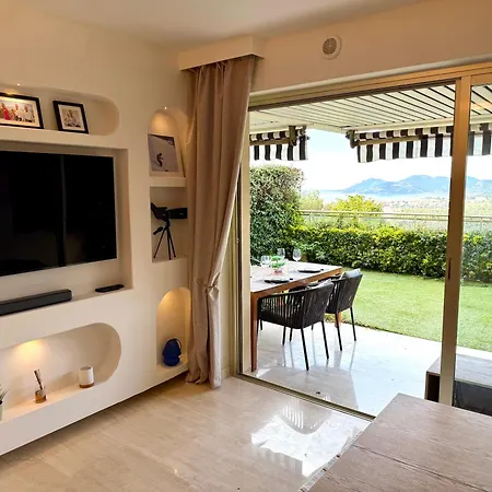 Garden Sea View - Victoria - *
